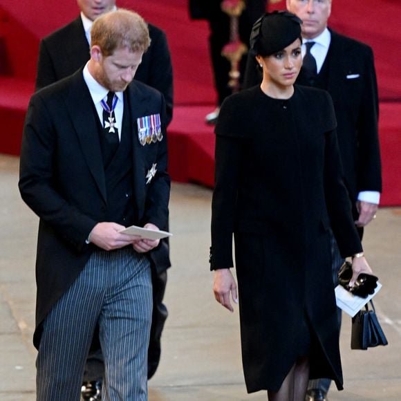 Le prince Harry et Meghan Markle - Procession cérémonielle du cercueil de la reine Elisabeth II du palais de Buckingham à Westminster Hall à Londres le 14 septembre 2022.

© Photoshot / Panoramic / Bestimage