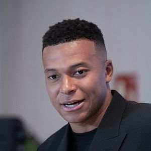 Kylian Mbappé reçoit le Soulier d'Or 2024-2025 au stade Santiago Bernabéu. © Yasky Lalo/Bestimage