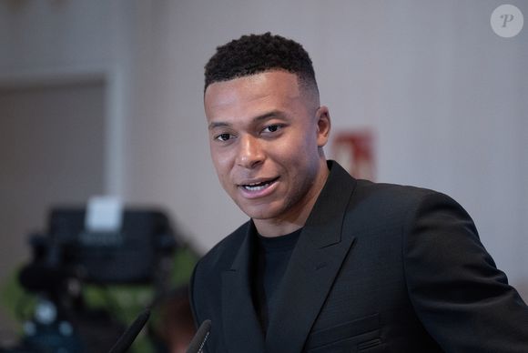 Kylian Mbappé reçoit le Soulier d'Or 2024-2025 au stade Santiago Bernabéu. © Yasky Lalo/Bestimage