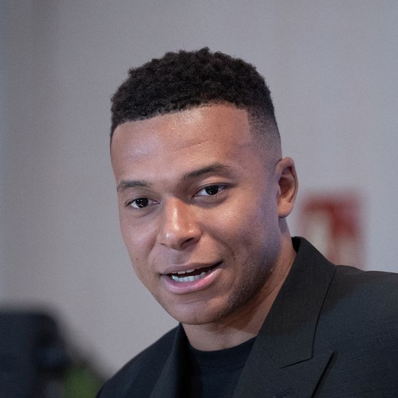 Kylian Mbappé reçoit le Soulier d'Or 2024-2025 au stade Santiago Bernabéu. © Yasky Lalo/Bestimage