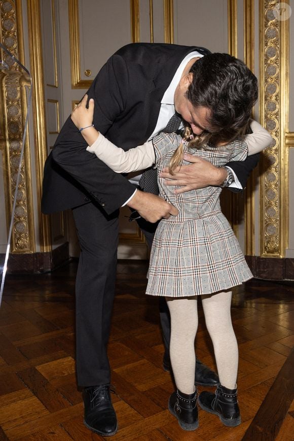 Exclusif -Laurent Gerra et sa fille Célestine - Laurent Gerra reçoit la légion d’honneur de la part du grand chancelier F. Lecointre en présence de la première dame, B. Macron au Palais de la Légion d'honneur à Paris le 29 septembre 2025. © Cyril Moreau/Bestimage