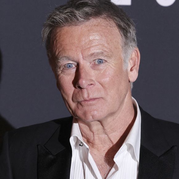 Franck Dubosc posant à son arrivée au dîner de gala qui a suivi la 50e cérémonie des César, qui s'est tenue au restaurant emblématique Fouquet's à Paris le 28 février 2025. Photo par David Boyer/ABACAPRESS.COM