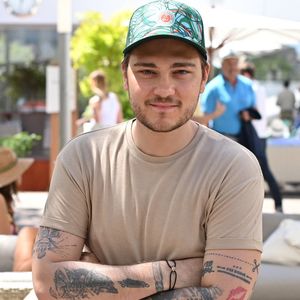 Il a par la suite fait des séances de laser pour se faire retirer le tatouage qu’il avait sur la cheville. Si le mariage de Jeff Panacloc reste gravé dans sa mémoire, il ne l’est plus sur sa peau.

Jeff Panacloc au Village lors des Internationaux de France de tennis à Roland-Garros le 2 juin 2019 à Paris, France. Photo by Laurent Zabulon / ABACAPRESS.COM