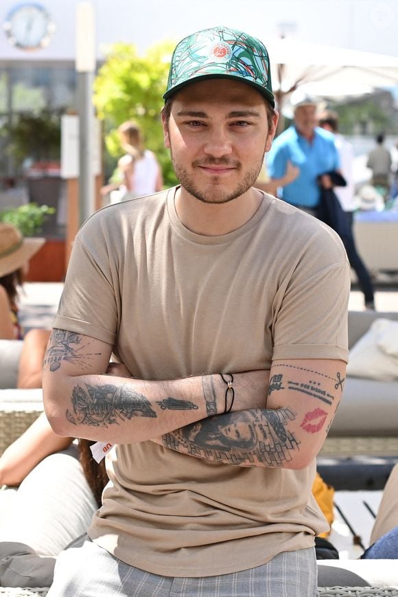 Il a par la suite fait des séances de laser pour se faire retirer le tatouage qu’il avait sur la cheville. Si le mariage de Jeff Panacloc reste gravé dans sa mémoire, il ne l’est plus sur sa peau. Jeff Panacloc au Village lors des Internationaux de France de tennis à Roland-Garros le 2 juin 2019 à Paris, France. Photo by Laurent Zabulon / ABACAPRESS.COM