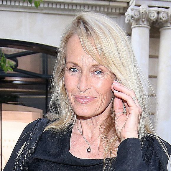 En plus d'être maman de 3 enfants dont un ado de 14 ans, elle doit jongler avec une nouvelle activité...

Estelle Lefebure à l'occasion des deux ans de la boutique du Joaillier Heurgon, à Paris, le 27 juin 2023. 

Photo : Jonathan Rebboah / Panoramic / Bestimage