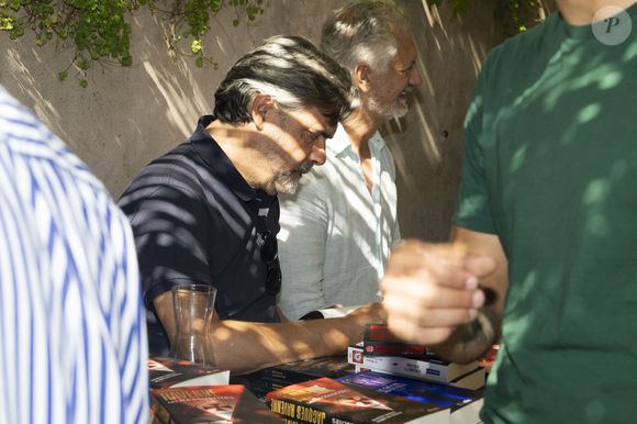 Exclusif - Jacques Ravenne - Séance de dédicaces "Les plumes de Ramatuelle" au café de l'Ormeau en marge du 41ème Festival de Ramatuelle le 7 aout 2025. © Cyril Bruneau / Festival de Ramatuelle / Bestimage