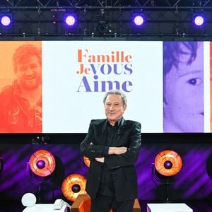 Exclusif - Michel Drucker lors du backstage de l'enregistrement de l'émission "Famille je vous aime" présentée par M. Drucker et qui sera diffusée le 13 juin 2025 sur France 3, aux Studios rive gauche à Paris, France, le 15 avril 2025. © Clovis-Gaffiot/Bestimage
Tout au long de sa carrière, Michel Drucker a interviewé les parents de ses invités pour comprendre leur parcours. Il a tissé des liens avec chacune de leur famille. Voilà comment est née l'idée de " Famille je vous aime ".

Cette émission diffusée en prime time sur France 3, entre la Fête des Mères et la Fête des Pères, a pour thème principal la transmission.

La famille a toujours inspiré les artistes que ce soit en chanson ou en humour. Gad Elmaleh, le parrain de cette première émission sera accompagné de Régine et David, ses parents. Il y aura également Dany Brillant, Anne Roumanoff, Roman Doduick et leur maman, Michèle Bernier, Laurent Voulzy, Gérard Lanvin, Louis Chedid, Michel et Beatrice Leeb et leurs enfants, mais aussi David Hallyday et Olivier de Benoist dont les récents spectacles abordent ce sujet.

Entre émotion et fous rires, nous n'avons pas fini d'aimer ces drôles de Familles !