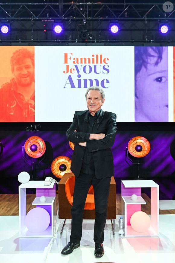 Exclusif - Michel Drucker lors du backstage de l'enregistrement de l'émission "Famille je vous aime" présentée par M. Drucker et qui sera diffusée le 13 juin 2025 sur France 3, aux Studios rive gauche à Paris, France, le 15 avril 2025. © Clovis-Gaffiot/Bestimage
Tout au long de sa carrière, Michel Drucker a interviewé les parents de ses invités pour comprendre leur parcours. Il a tissé des liens avec chacune de leur famille. Voilà comment est née l'idée de " Famille je vous aime ".

Cette émission diffusée en prime time sur France 3, entre la Fête des Mères et la Fête des Pères, a pour thème principal la transmission.

La famille a toujours inspiré les artistes que ce soit en chanson ou en humour. Gad Elmaleh, le parrain de cette première émission sera accompagné de Régine et David, ses parents. Il y aura également Dany Brillant, Anne Roumanoff, Roman Doduick et leur maman, Michèle Bernier, Laurent Voulzy, Gérard Lanvin, Louis Chedid, Michel et Beatrice Leeb et leurs enfants, mais aussi David Hallyday et Olivier de Benoist dont les récents spectacles abordent ce sujet.

Entre émotion et fous rires, nous n'avons pas fini d'aimer ces drôles de Familles !