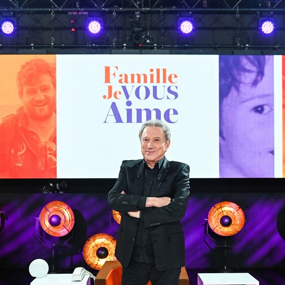 Exclusif - Michel Drucker lors du backstage de l'enregistrement de l'émission "Famille je vous aime" présentée par M. Drucker et qui sera diffusée le 13 juin 2025 sur France 3, aux Studios rive gauche à Paris, France, le 15 avril 2025. © Clovis-Gaffiot/Bestimage
Tout au long de sa carrière, Michel Drucker a interviewé les parents de ses invités pour comprendre leur parcours. Il a tissé des liens avec chacune de leur famille. Voilà comment est née l'idée de " Famille je vous aime ".

Cette émission diffusée en prime time sur France 3, entre la Fête des Mères et la Fête des Pères, a pour thème principal la transmission.

La famille a toujours inspiré les artistes que ce soit en chanson ou en humour. Gad Elmaleh, le parrain de cette première émission sera accompagné de Régine et David, ses parents. Il y aura également Dany Brillant, Anne Roumanoff, Roman Doduick et leur maman, Michèle Bernier, Laurent Voulzy, Gérard Lanvin, Louis Chedid, Michel et Beatrice Leeb et leurs enfants, mais aussi David Hallyday et Olivier de Benoist dont les récents spectacles abordent ce sujet.

Entre émotion et fous rires, nous n'avons pas fini d'aimer ces drôles de Familles !