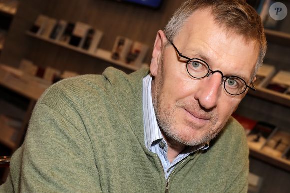 Quand son frère est mort, Grégoire Delacourt tentait de renouer des liens avec lui. "Mon thérapeute m'a dit 'Écrivez-lui, c'est important qu'il sache qu'il existe encore à vos yeux', confie l'auteur à "Gala". Je lui ai donc envoyé une carte postale, sans rien attendre en retour. J'ai su que ça l'avait touché."

Grégoire Delacourt - Personnalités en dédicace au salon du livre "Livre Paris 2018" à Paris. Le 17 mars 2018. CEDRIC PERRIN / BESTIMAGE