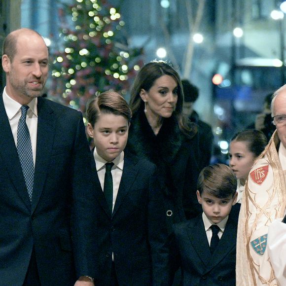 "Une merveilleuse soirée à l'abbaye de Westminster, accueillant certaines des personnes les plus inspirantes qui font une différence dans la vie des autres", a posté le couple princier, sur son compte Instagram.

Le prince William, Kate Middleton, et leurs enfants George, Charlotte et Louis, assistent au 5e concert de chants de Noël "Together at Christmas" à l'abbaye de Westminster à Londres, le 5 décembre 2025. PA Photo/ Bestimage