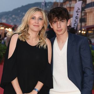 Léon Hesby a vécu un moment important de son parcours artistique

Amanda Sthers et Léon Hesby sur le tapis rouge du prix du court métrage lors du 37ème festival du film de Cabourg, à Cabourg, France. © Coadic Guirec/Bestimage