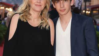 Amanda Sthers aux premières loges pour accompagner son fils Léon pour sa toute première scène en France