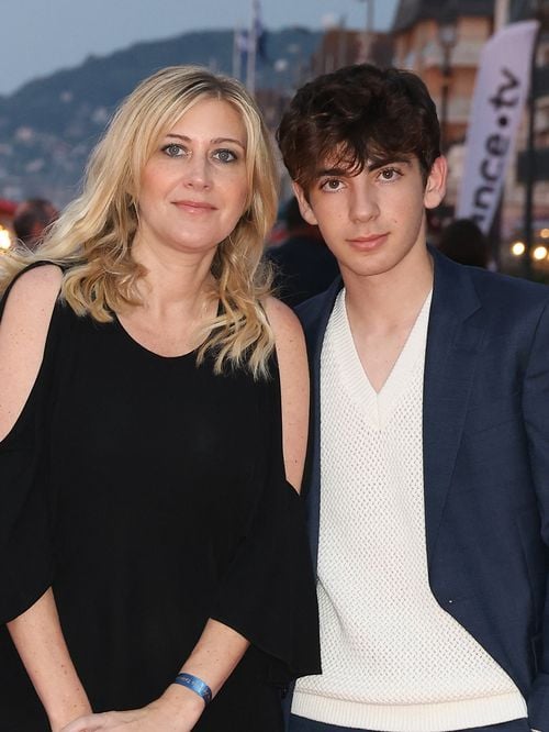 Amanda Sthers aux premières loges pour accompagner son fils Léon pour sa toute première scène en France
