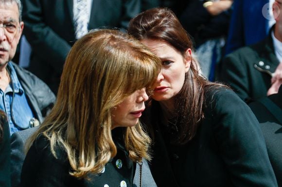 Isabelle Morizet (Karen Cheryl) et la veuve Patricia Ibach (Patricia Munoz) à la sortie des obsèques du producteur Humbert Ibach (Mémé Ibach), figure du disque et de la TV des années 70/90, en l’église Notre Dame d’Auteuil à Paris, France, le 12 mai 2025. © Christophe Clovis/Bestimage