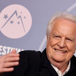 André Dussollier pour le film "Chers Parents" - Tapis rouge de la cérémonie d'ouverture du 29ème Festival International du Film de Comédie de l'Alpe d'Huez le 19 Janvier 2026. © Dominique Jacovides/Bestimage