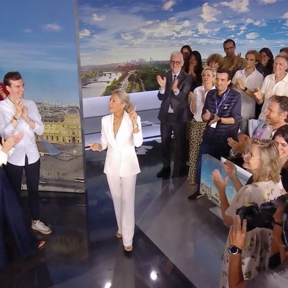 Selon certaines informations, une star de la chaîne serait particulièrement agacée par son arrivée.

Dernier J.T de Anne-Sophie Lapix sur France 2 le 26 Avril 2025.
© Capture d'ecran France TV via Bestimage