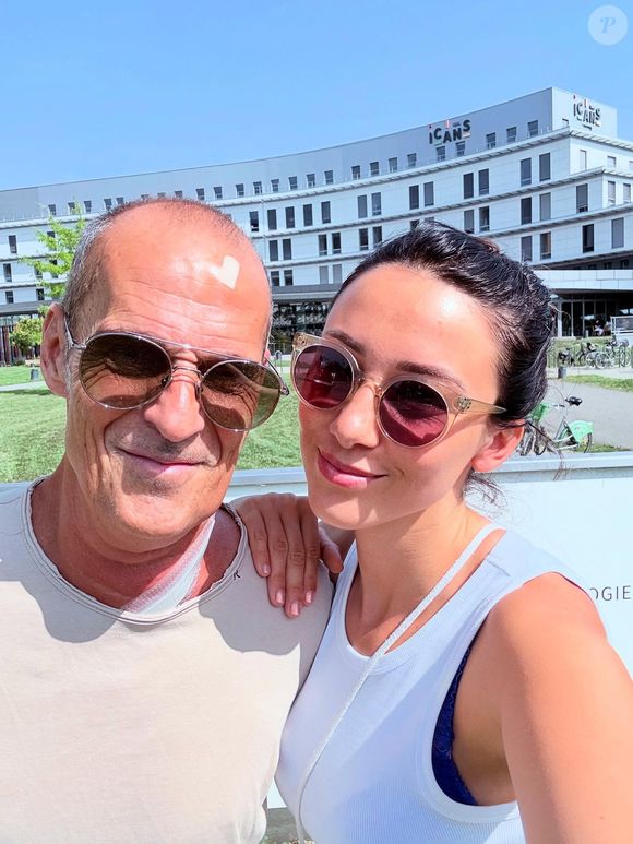 Sorti de l'hôpital Roger Erhart a publié un long message sur Instagram, accompagné d'une photo avec Delphine Wespiser. Instagram @wespiserd