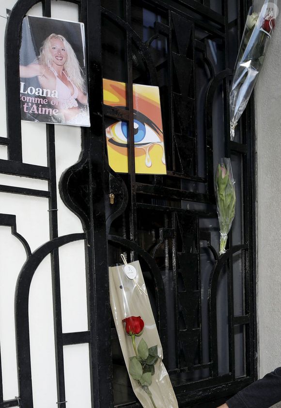 Illustration des fleurs déposées devant l'immeuble de Loana Petrucciani à Nice le 27 mars 2026. © Dylan Meiffret/Nice-Matin/Bestimage
