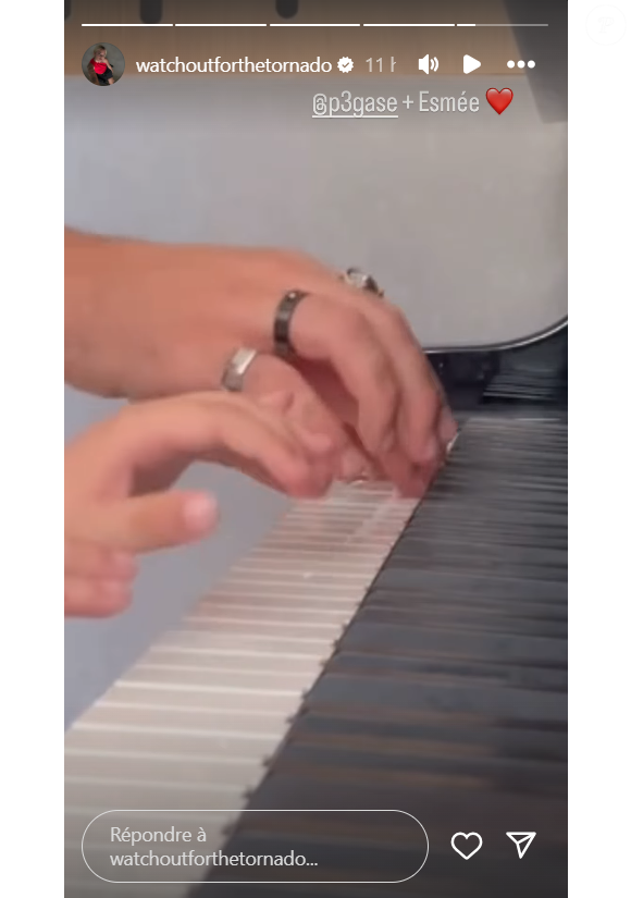 En effet, la chanteuse a dévoilé une tendre vidéo dans laquelle on peut y voir Florian Rossi donner des cours de piano à sa fille, Esmée.