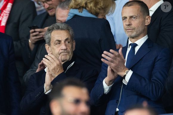 D'autres visages connus étaient également installés dans les gradins du Parc des Princes, comme Nicolas Sarkozy.

Nicolas Sarkozy et Aleksander Ceferin dans les tribunes du match de quart de finale aller de Ligue Des Champion au Parc des Princes à Paris, le 8 avril 2026. 

Photo : Cyril Moreau / Bestimage