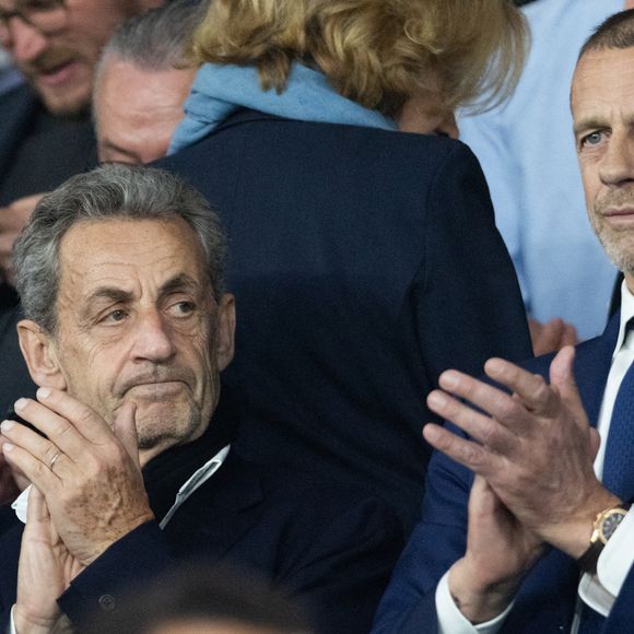 D'autres visages connus étaient également installés dans les gradins du Parc des Princes, comme Nicolas Sarkozy.

Nicolas Sarkozy et Aleksander Ceferin dans les tribunes du match de quart de finale aller de Ligue Des Champion au Parc des Princes à Paris, le 8 avril 2026. 

Photo : Cyril Moreau / Bestimage