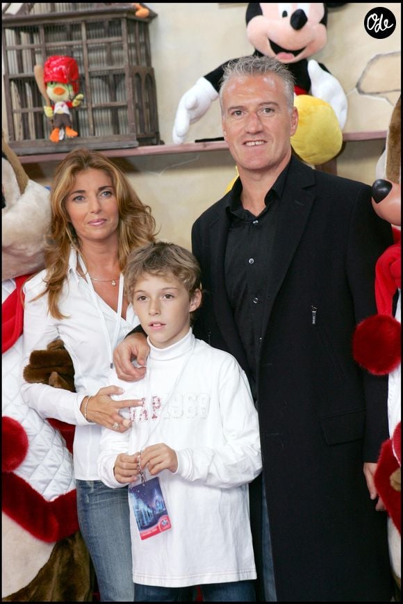 Archives : Didier Deschamps, sa femme Claude et leur fils Dylan à l'avant-première du film "Chicken Little" à Disneyland Paris  COADIC GUIREC / BESTIMAGE