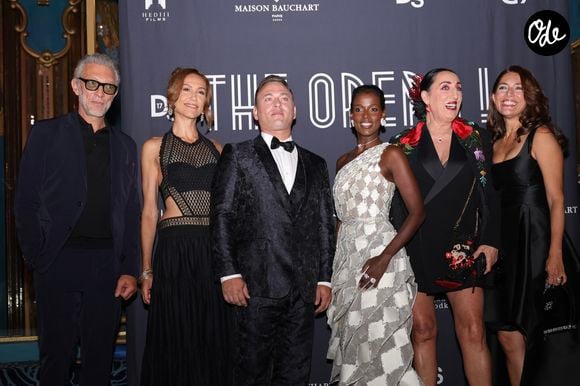 Vincent Cassel, Linda Gennari, Valentino Buzza, Mariam Battistelli, Rossy de Palma, Caterina Murino lors de la première du film “The Opera” aux Folies Bergère à Paris le 31 août 2026. 

© Jasmine Aissaoui / Bestimage