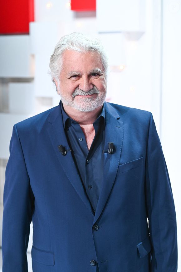 Dans une lettre émouvante, il a remercié son public pour des décennies de fous rires partagés.

Roland Magdane - Enregistrement de l'émission Vivement dimanche au studio Gabriel, presentée par M.Drucker, diffusée sur France 3 le 9 octobre 2022.
© Guillaume Gaffiot / Bestimage

|Exclusif - Enregistrement de l'émission "Vivement dimanche" au studio Gabriel, diffusée sur France 3 le 9 octobre 2022
