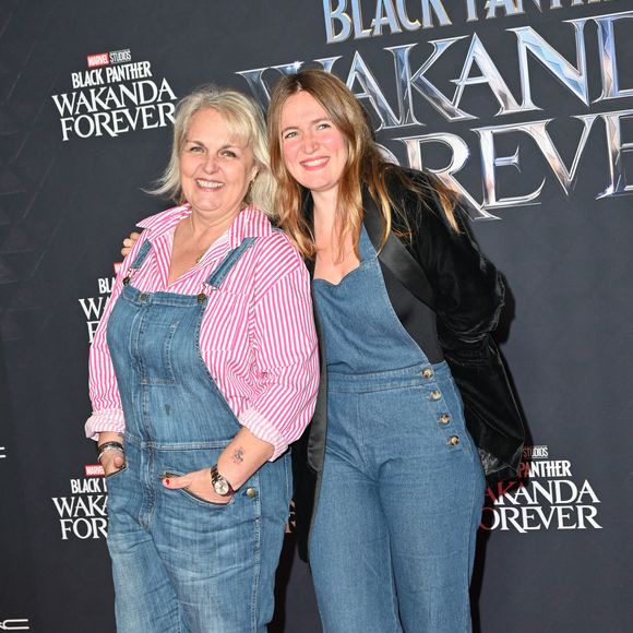 Valerie Damidot et sa fille Roxane assistent à la première de 'Black Panther Wakanda Forever' au Grand Rex, à Paris, France, le 7 novembre 2022. Photo par Mireille Ampilhac/ABACAPRESS.COM