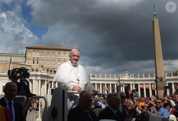 Jorge Mario Bergoglio, plus connu sous son nom de règne, François, est mort ce lundi 21 avril à 88 ans. Né en 1936 à Buenos Aires en Argentine, Jorge Mario Bergoglio était le premier pape non-européen depuis le VIIIe siècle.

Photo : Backgrid UK/ Bestimage