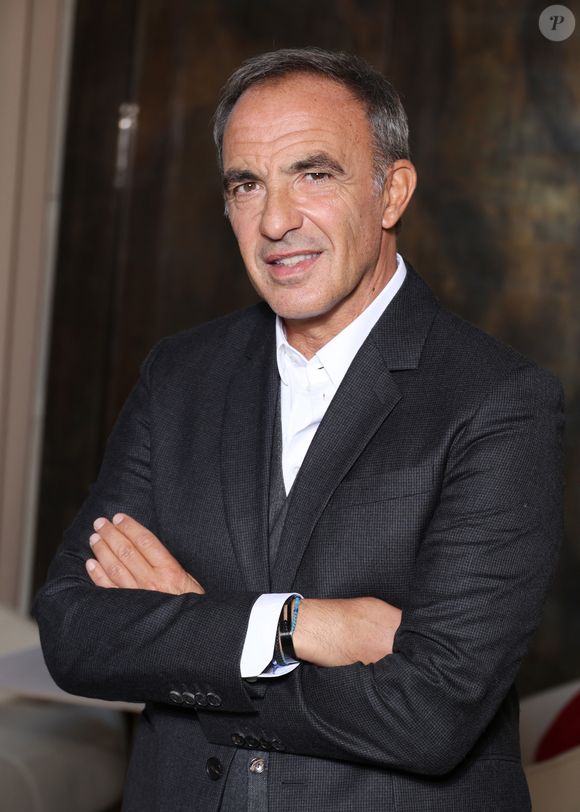 Exclusif - Nikos Aliagas lors de la nomination de Stéphane Bern comme Pape du Patrimoine lors de la Saint Clément au restaurant Alain Ducasse Baccarat, à Paris, France, le 20 novembre 2025. © Denis Guignebourg/Bestimage