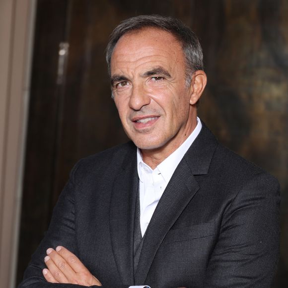 Exclusif - Nikos Aliagas lors de la nomination de Stéphane Bern comme Pape du Patrimoine lors de la Saint Clément au restaurant Alain Ducasse Baccarat, à Paris, France, le 20 novembre 2025. © Denis Guignebourg/Bestimage