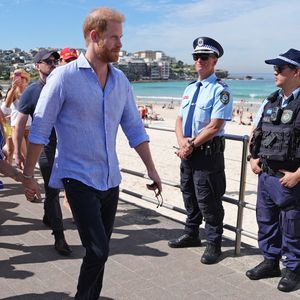 Le duc et la duchesse de Sussex se promènent sur la promenade après avoir rencontré des secouristes bénévoles du Bondi Surf Bathers' Life Saving Club, lors d'une visite à Bondi Beach, vendredi 17 avril 2026.  Crédit photo : Jonathan Brady/PA Wire