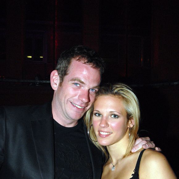 A l'époque de leur idylle, Garou était âgé de 35 ans et Lorie, de seulement 25 ans...

Garou et son ex compagne Lorie Pester en 2009 à Paris. Crédit Bestimage