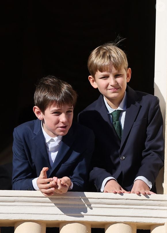 Raphael Elmaleh et Sacha Casiraghi - La famille princière de Monaco au balcon du palais, à l'occasion de la Fête Nationale de Monaco, le 19 novembre 2024. © Jacovides-Bebert/Bestimage