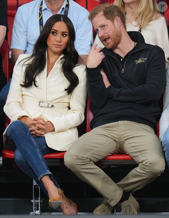 Le prince Harry et Meghan Markle assistent à la finale d'athlétisme, au deuxième jour des Invictus Games 2020 à La Haye, le 17 avril 2022. (Julien Burton / Bestimage).