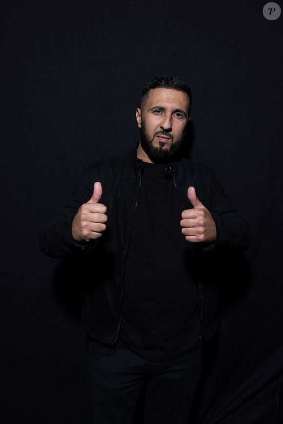 Exclusif - Foued (assistant personnel d’Arnaud Ducret) en backstage lors de l'enregistrement de l'émission "La Boîte à secrets", présentée par Faustine Bollaert et diffusée le 17 octobre sur France 3, dans les studios du Lendit à Saint-Denis, France, le 23 septembre 2025. © Cyril Moreau/Bestimage