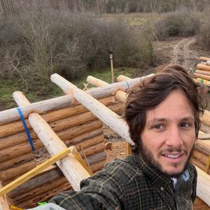 Vianney travaille sur la construction de sa cabane. Photo Instagram