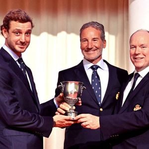 Pierre Casiraghi, Paul Cayard et le prince Albert II de Monaco durant la cérémonie d'intronisation des nouveaux membres du Yacht Club de Monaco ainsi que la remise des YCM Awards-Trophée Credit Suisse 2025, présidé par le prince Albert II de Monaco, le 16 décembre 2025, au Yacht Club de Monaco. Le titre de "régatier du Y.C.M. de l'année 2025" a été remporté par Pierre Casiraghi. Ce sont les membres du Club qui ont voté et choisi entre plusieurs régatiers. © Bruno Bebert / Bestimage