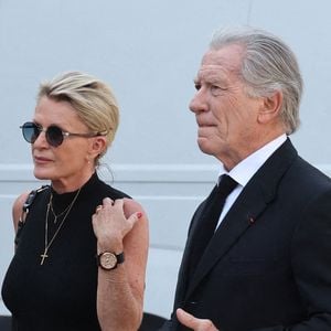 Sophie Davant et son compagnon William Leymergie - Arrivées aux obsèques de Philippe Labro en l'église de Saint-Germain-des-Prés à Paris le 13 juin 2025. © Dominique Jacovides - Christophe Clovis / Bestimage