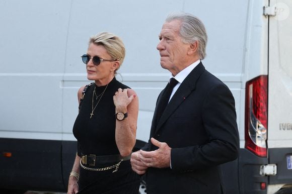 Sophie Davant et son compagnon William Leymergie - Arrivées aux obsèques de Philippe Labro en l'église de Saint-Germain-des-Prés à Paris le 13 juin 2025. © Dominique Jacovides - Christophe Clovis / Bestimage