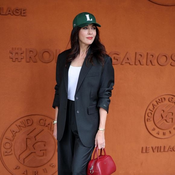 Et après son ensemble sombre et sportswear de l'an dernier, la star de 43 ans a opté pour un look radicalement différent.

Nolwenn Leroy au village lors des Internationaux de France de Tennis de Roland Garros 2025, à Paris, France, le 26 mai 2025. 

© Jacovides-Moreau/Bestimage