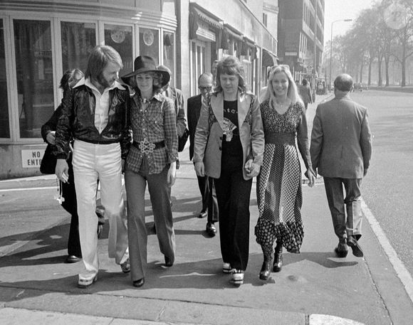 Coup dur pour le groupe ABBA
Archives - Le groupe Abba, sortie de leur nouvel album "Voyage". La sortie du nouvel album du groupe Abba. Cet album est composé de dix titres. Une tournée avec des avatars numériques des membres du groupe est prévue.