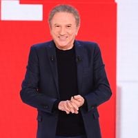 Après des semaines d'absence, Michel Drucker enfin de retour dans Vivement dimanche ! Mais pas tout à fait comme prévu...