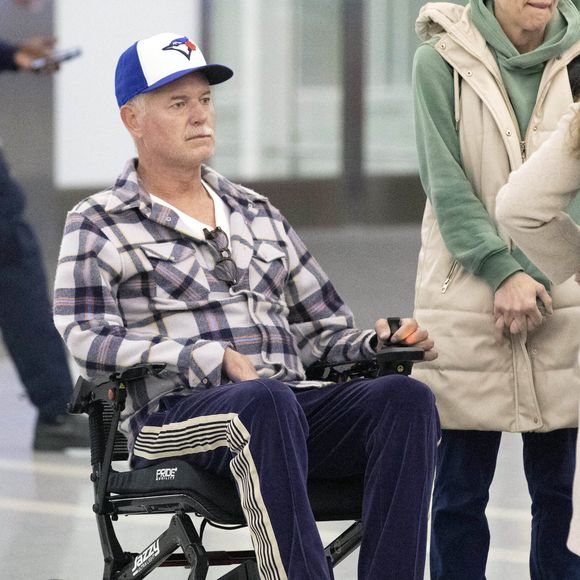 L’acteur n’a pas pu assister à la cérémonie en raison de son état de santé.

Eric Dane est aperçu en fauteuil roulant à la sortie de l'aéroport international de Toronto. L'acteur américain de 52 ans, star d'Euphoria, s'est engagé à poursuivre son travail et son combat contre la SLA. 15/10/2025 Photo par The ImageDirect / Bestimage