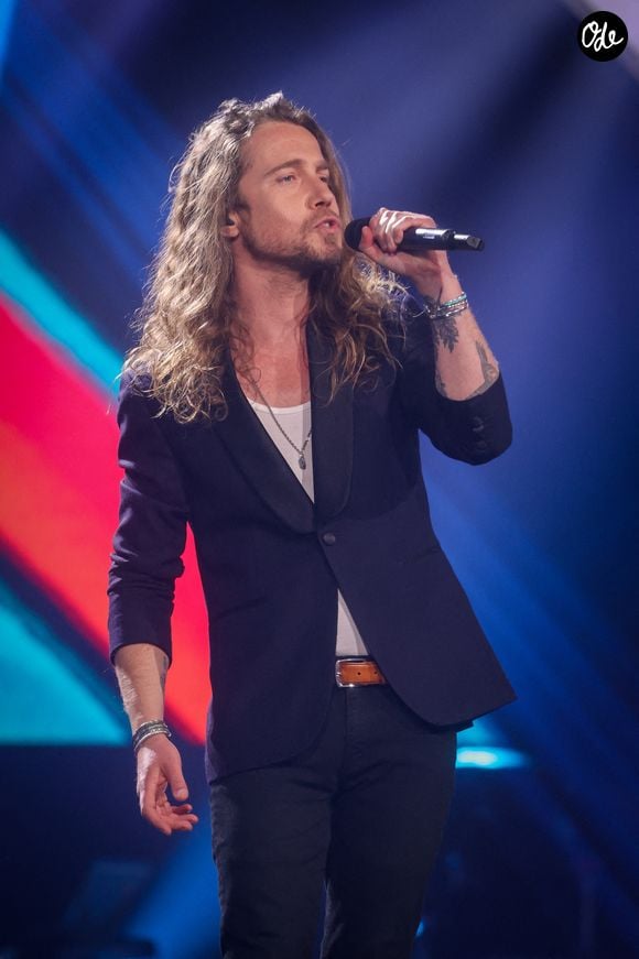 Le chanteur Julien Dore se produit lors de la finale de l'émission télévisée « The Voice Belgique », diffusée par la chaîne de télévision francophone belge RTBF, le mardi 13 avril 2021 à Liège Mediacité, en Belgique. Photo : Abaca
