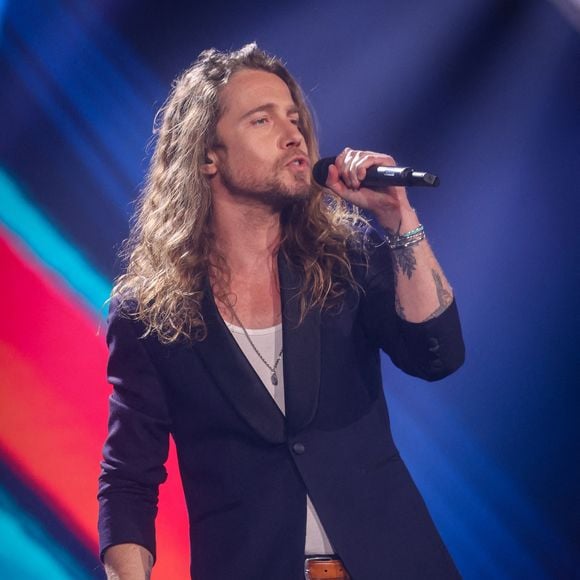 Le chanteur Julien Dore se produit lors de la finale de l'émission télévisée « The Voice Belgique », diffusée par la chaîne de télévision francophone belge RTBF, le mardi 13 avril 2021 à Liège Mediacité, en Belgique. Photo : Abaca