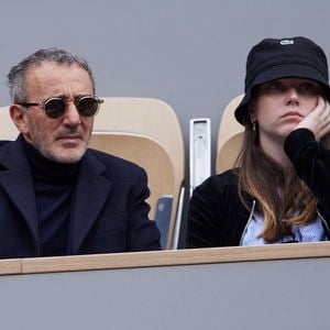 Elie Semoun et sa compagne Aude dans les tribunes au même moment dans les tribunes des Internationaux de France de tennis de Roland Garros 2024 à Paris, France, le 2 juin 2024. © Jacovides-Moreau/Bestimage