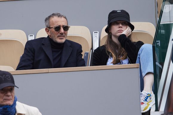 Elie Semoun et sa compagne Aude dans les tribunes au même moment dans les tribunes des Internationaux de France de tennis de Roland Garros 2024 à Paris, France, le 2 juin 2024. © Jacovides-Moreau/Bestimage
